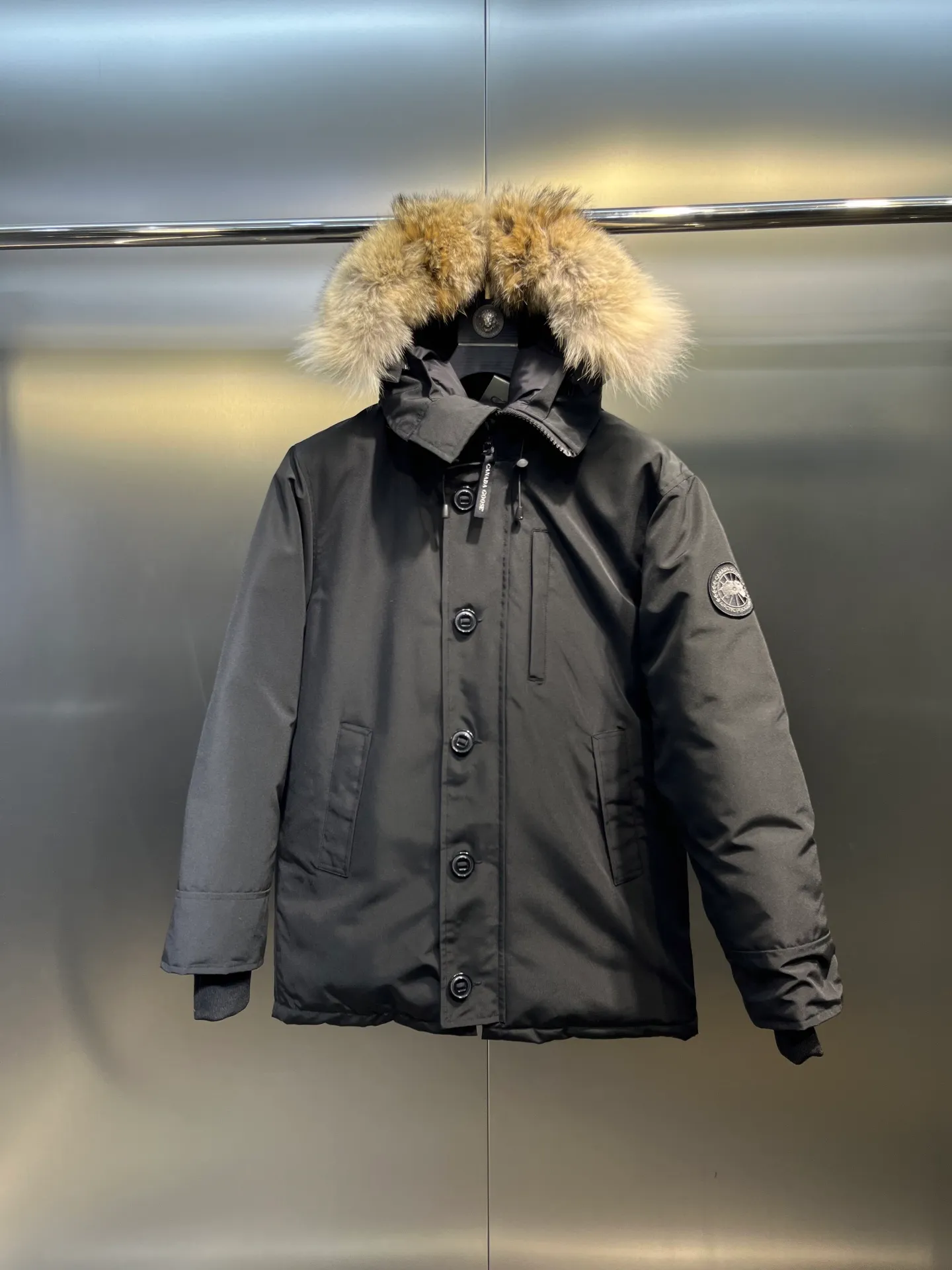P860 Canada Goose model 06, the same model as the famous star, men's and women's models, with cold-proof flannel on the collar, which is close to the head and neck, comfortable and warm! The fabric is made of high-density nano-level waterproof fabric, which is windproof and wear-resistant and has a certain thickness! Seamless threaded cuffs! Avoid hard knots! It doesn’t matter how low the temperature is this winter, one piece is enough. I’ll give you the wind and temperature! Contains pure duck down, sufficient quantity, unique fashion design + waterproof craft fabric + big brand YKK double zipper pullers, real photos, upright style quality, regardless of the external standard and the internal content, you can feel free to compare it with the softer, easier to wrinkle and lighter version on the market!  size：s-xxl